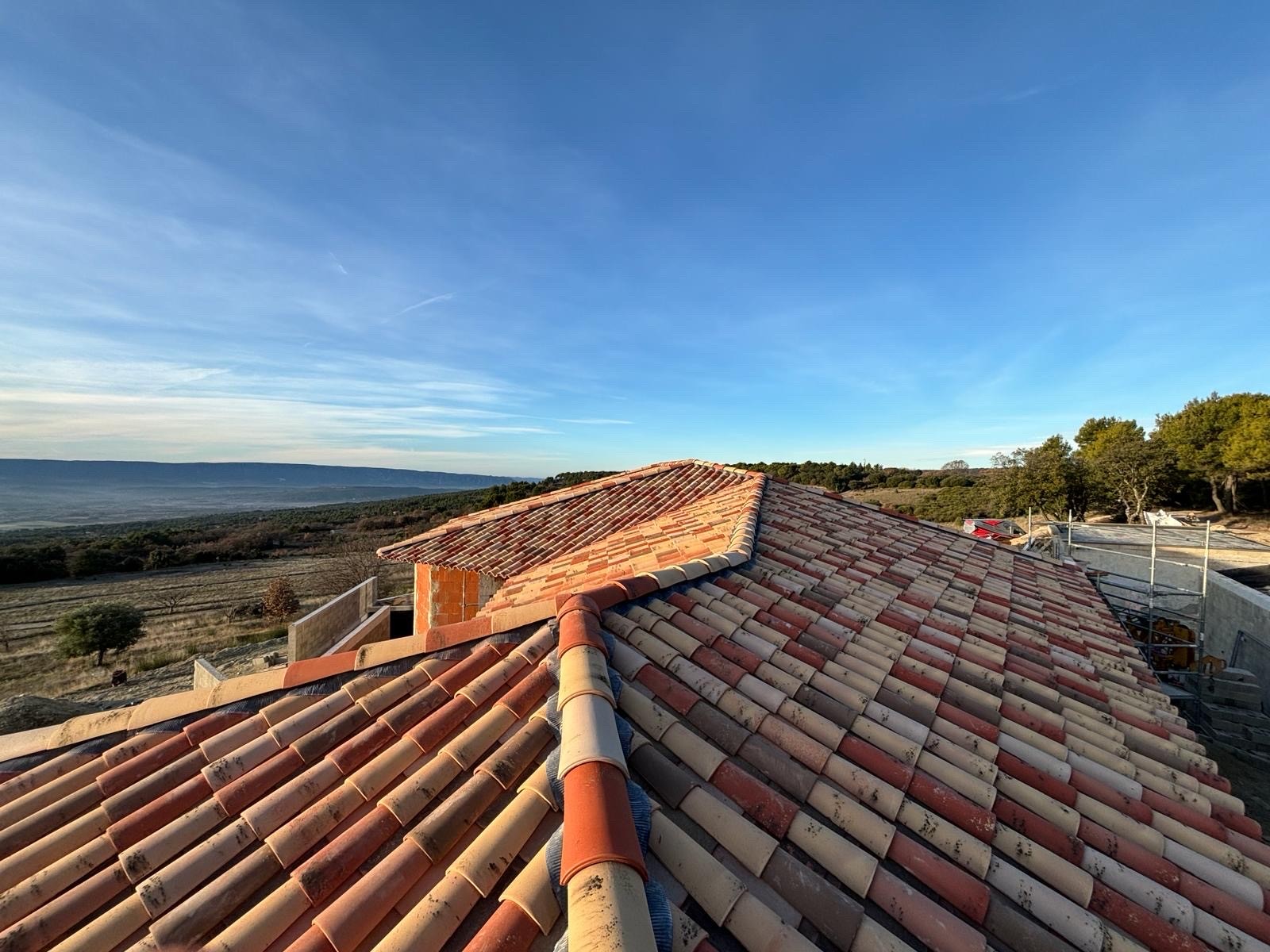 Construction d'une toiture complexe à Murs, au cœur du Luberon, 84400 Pays d’Apt en Provence