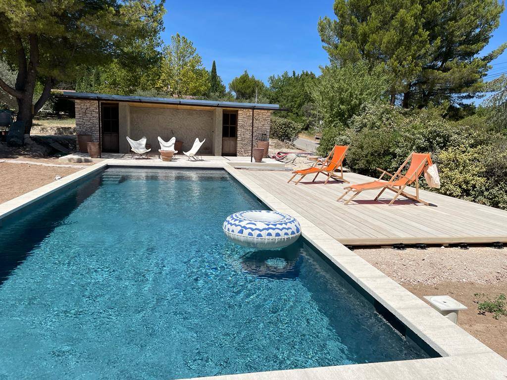 Construction d'un Pool-House moderne avec toit plat en panneaux CLT et couverture à joint debout en Provence- 84220 GOULT - Architecte Gustav Langenskiold