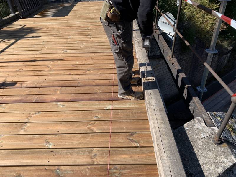 construction d'un nouveau platelage bois en réhabilitation d'une passerelle sur pont VBéoroute en Pays d'APT 84400