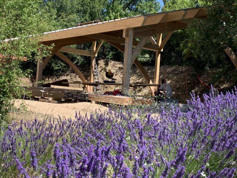 construction de charpente bois traditionnelle sur-mesure pour auvent extérieur de qualité et durable en Provence à Cheval-Blanc 84460 par MIALON CHARPENTE