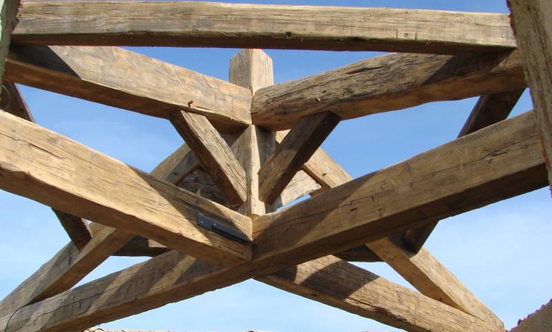 charpente traditionnelle en vieux bois pour auvents extérieurs en Provence à Roussillon par charpentiers MIALON CHARPENTE