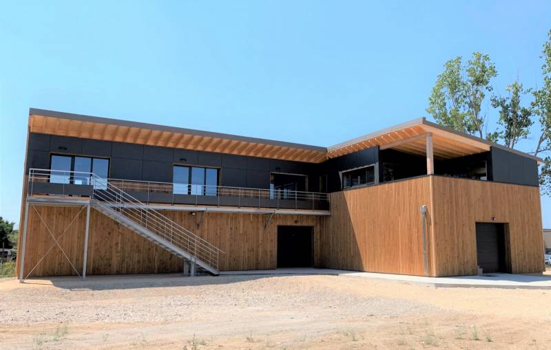 Fabrication d'un bâtiment professionnel moderne performant en ossature bois 84300 Les Taillades Cavaillon par MIALON CHARPENTE