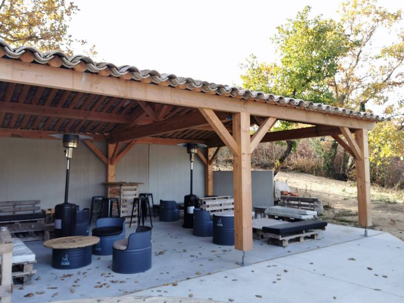 constructeur de charpente bois sur-mesure pour terrasse couverte en Provence et Luberon 84400