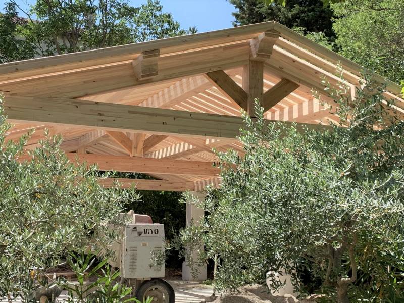 Charpentiers bois à Mérindol en Provence 13370 pour la construction de vos charpentes bois extérieures sur-mesure 13370  MIALON CHARPENTE